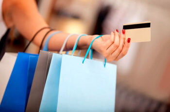 Gastos de brasileiros no exterior caem pela metade