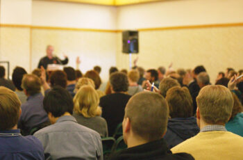 O síndico pode aumentar a taxa de locação do salão de festas sem 2/3 ou maioria simples dos condôminos?